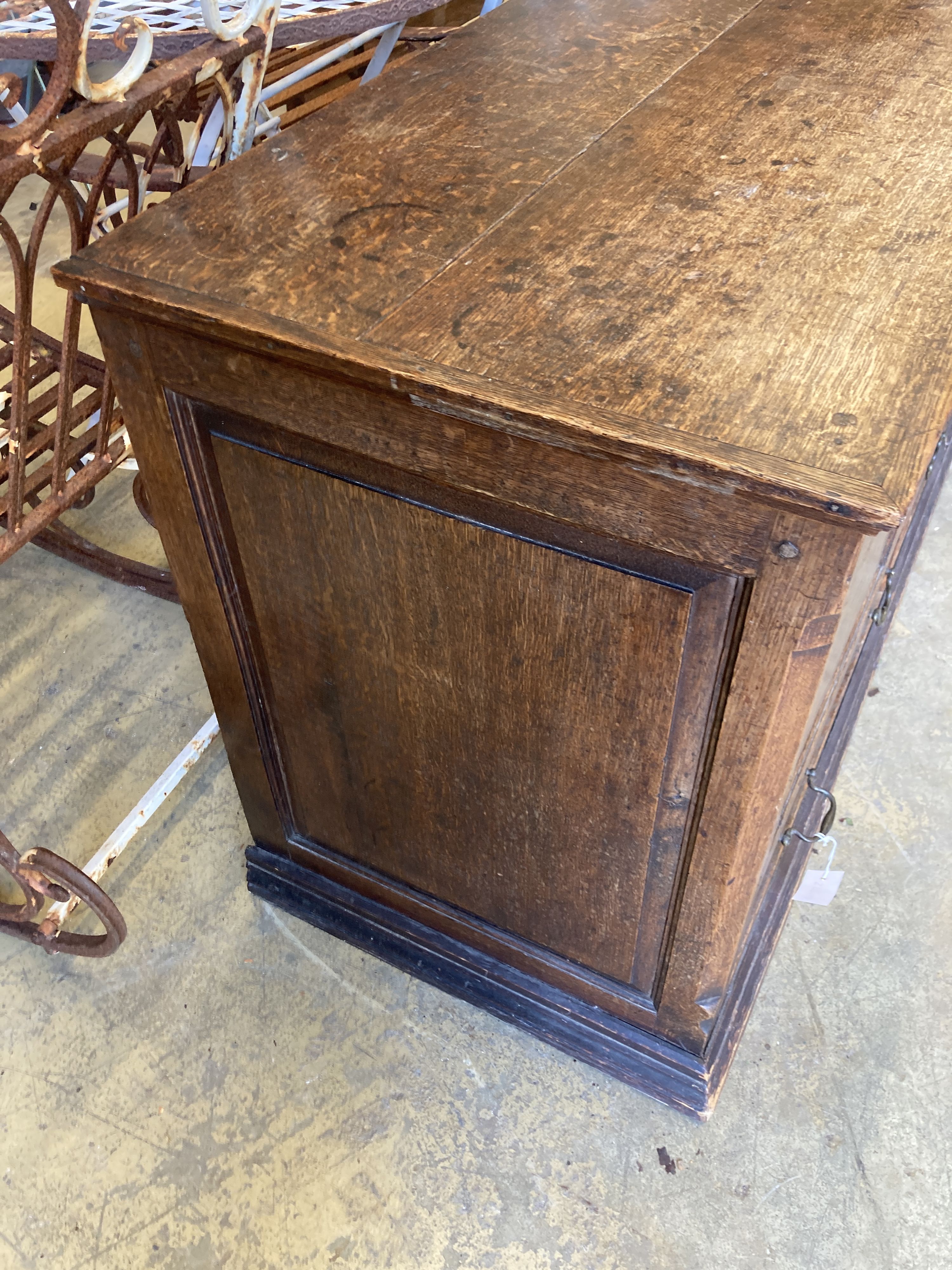 An early 19th century oak mule chest, length 140cm, depth 54cm, height 75cm